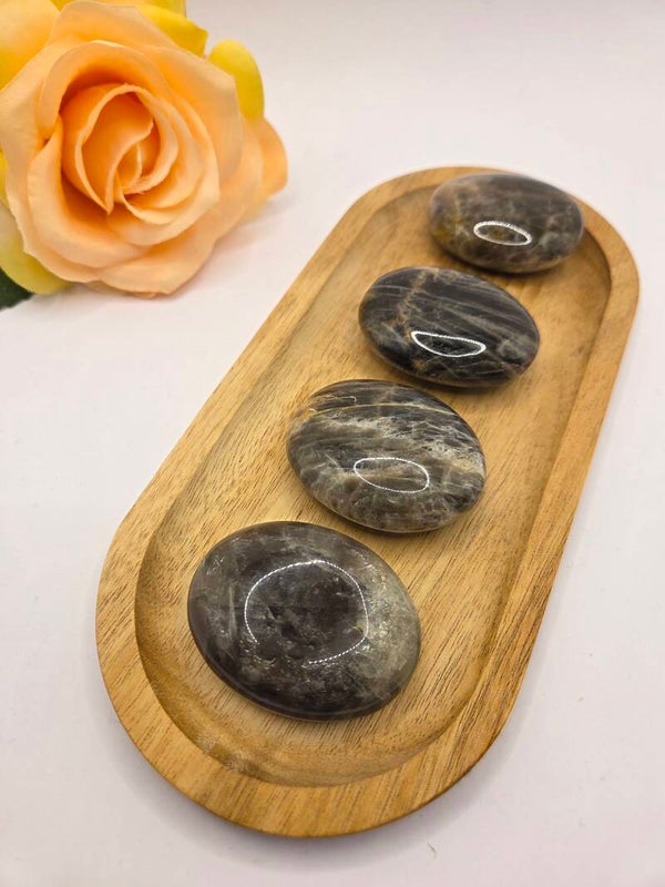 Zwarte Maansteen handsteen - Nieuw Begin & Intuïtie