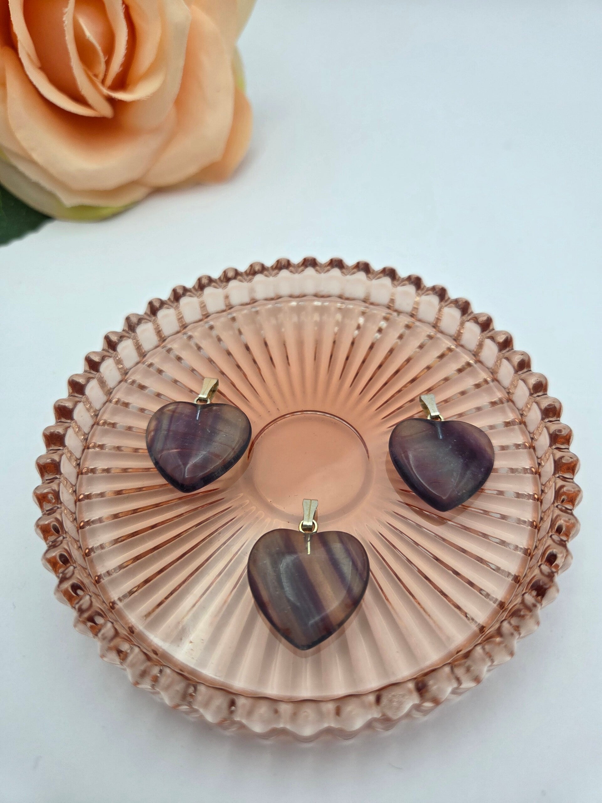 Fluoriet hanger in hartvorm