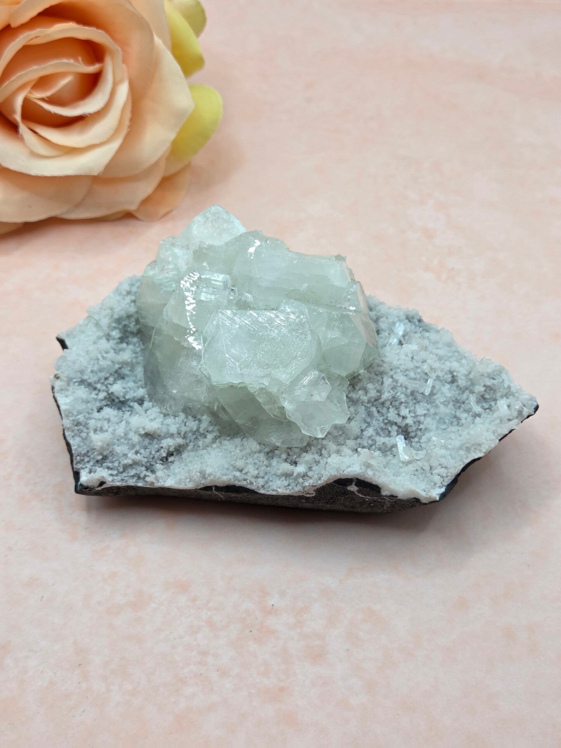 Groene Apofyliet op Mordeniet