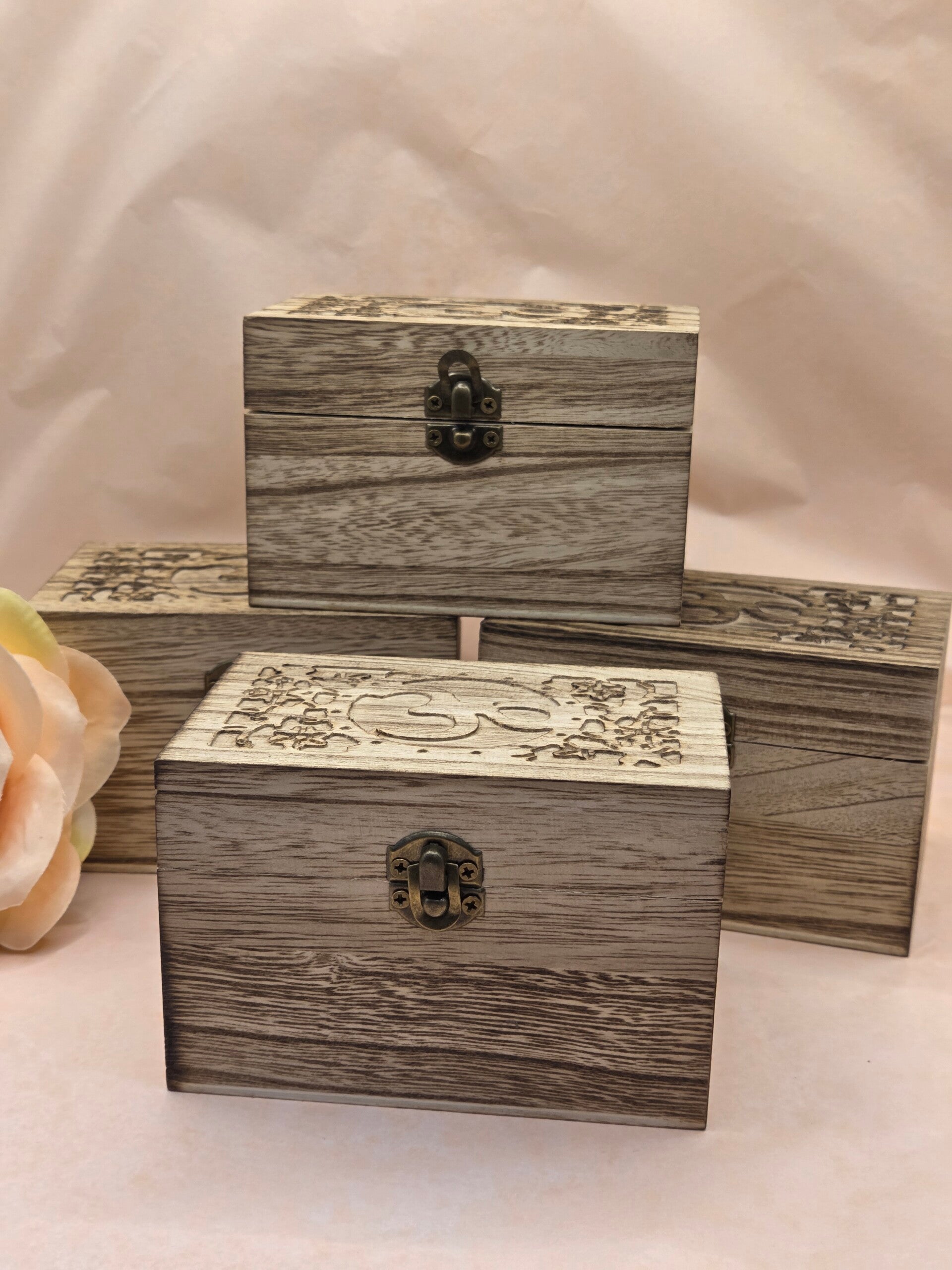 Houten kistje voor edelstenen met Ohm symbool