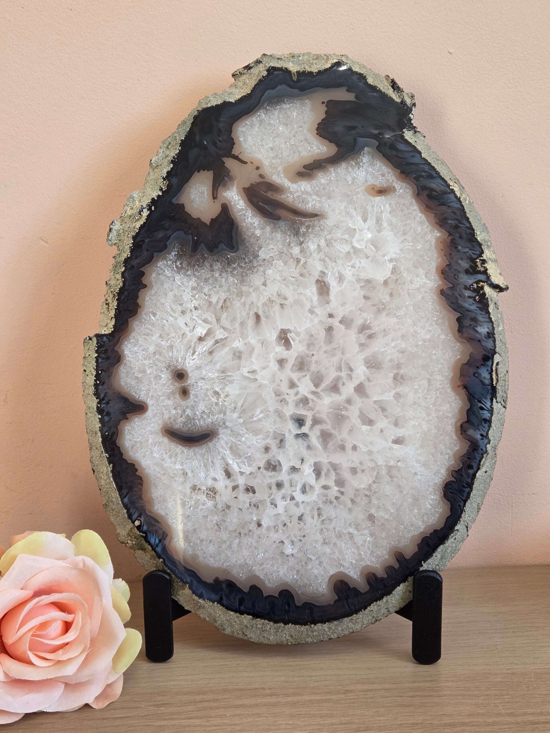 Grote Agaatschijf in zwart metalen standaard