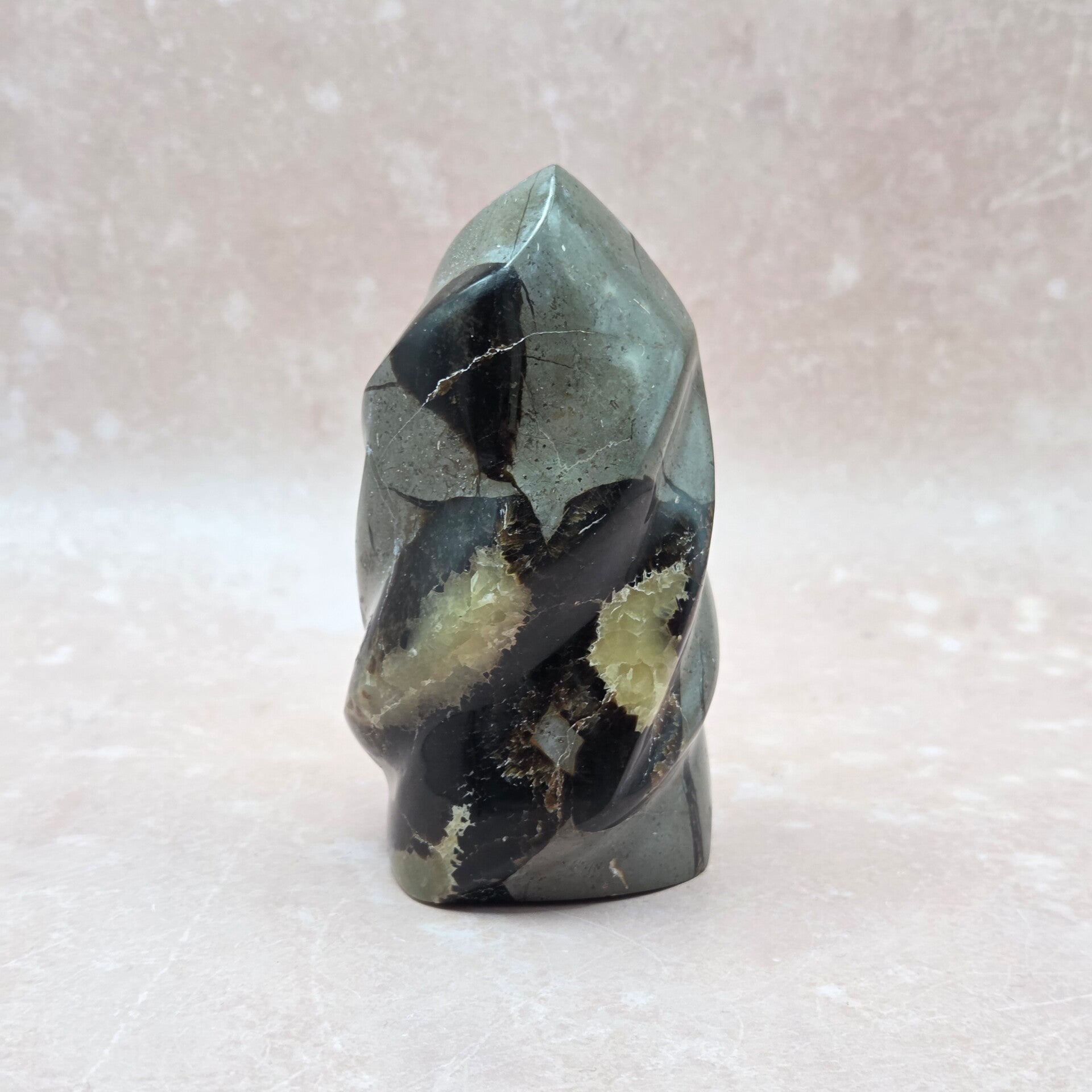 Septarie vlam –  Aardende Edelsteen voor Balans & Innerlijk Kind