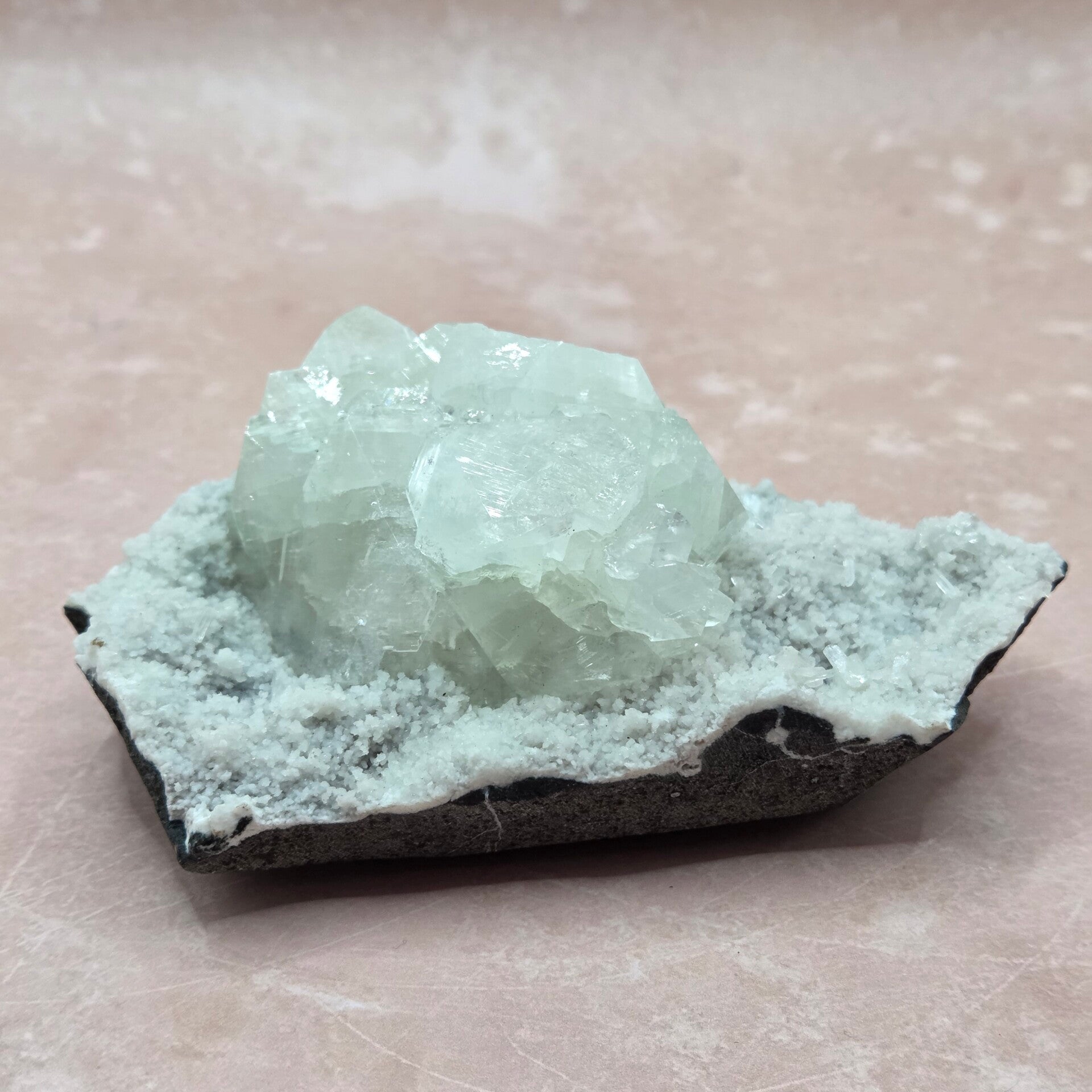 Groene Apofyliet op Mordeniet