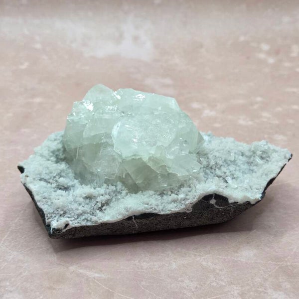 Groene Apofyliet op Mordeniet