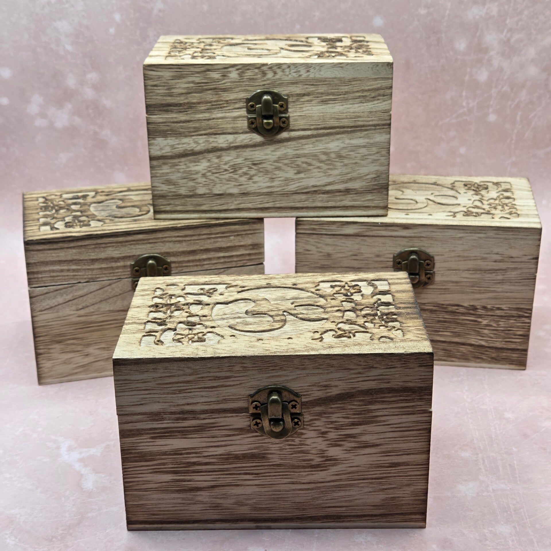 Houten kistje voor edelstenen met Ohm symbool