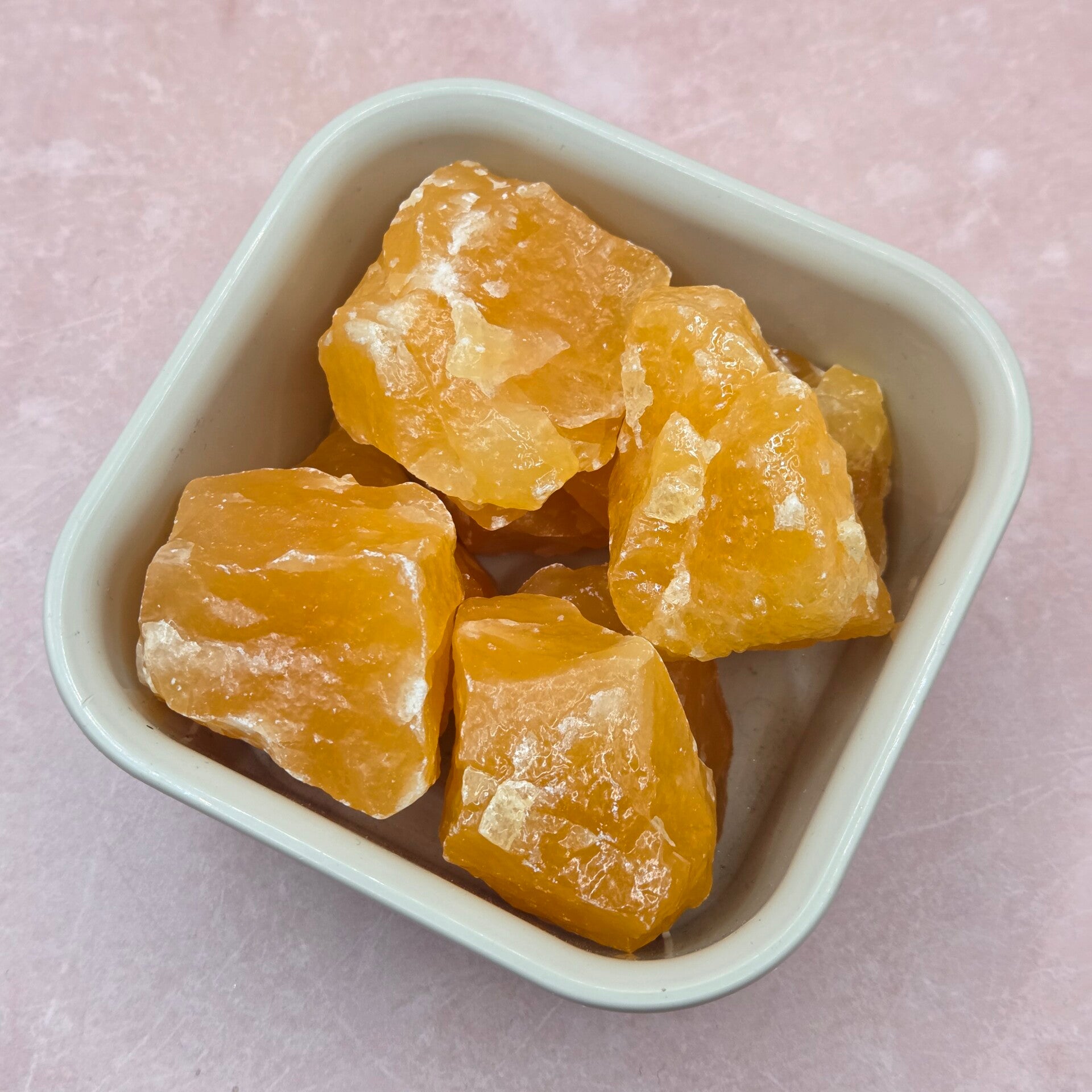 Oranje calciet ruw stukje
