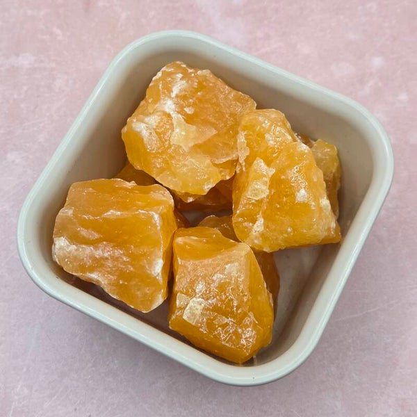 Oranje calciet ruw stukje