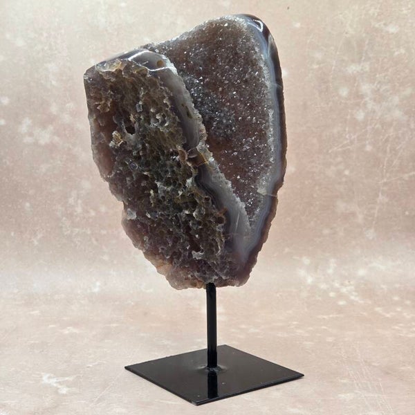 Agaat op standaard met druzy kristallen