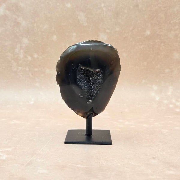 Agaat op standaard met druzy kristallen