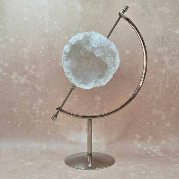 Bergkristal geode in boogstandaard