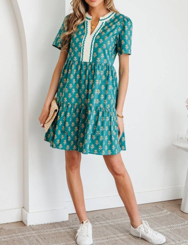 Green contrast trim vneck dress