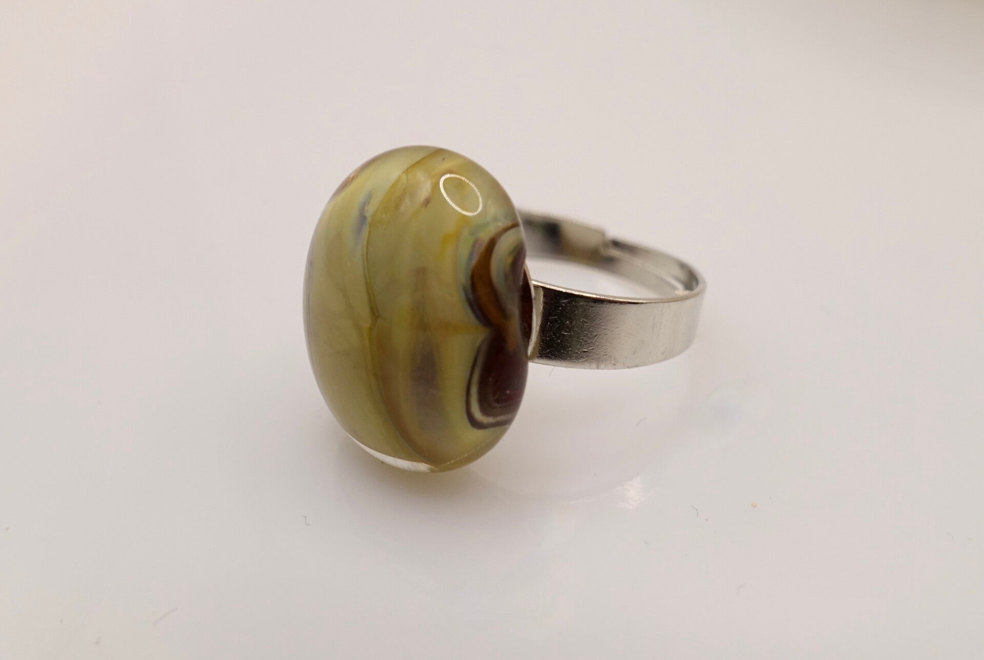 Rigr031124: Ring van glas in zachtgroen tinten, uit eigen atelier, verstelbaar.