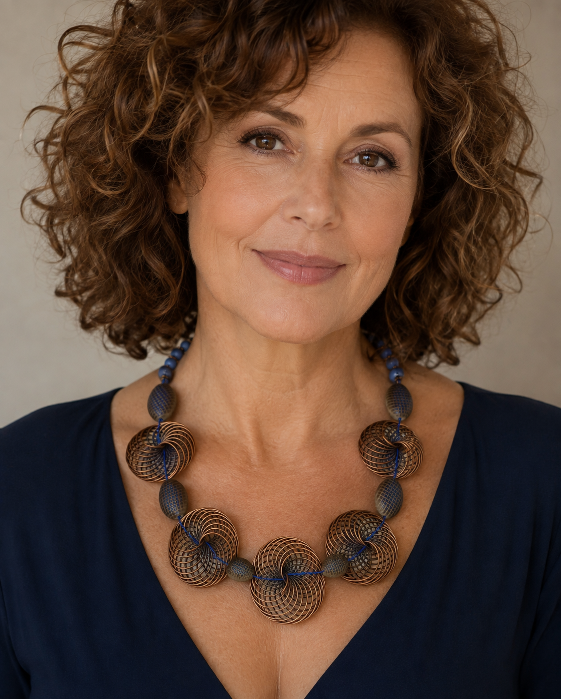 KKbl012926: Donkerblauwe met bronzen ketting van unieke kralen.