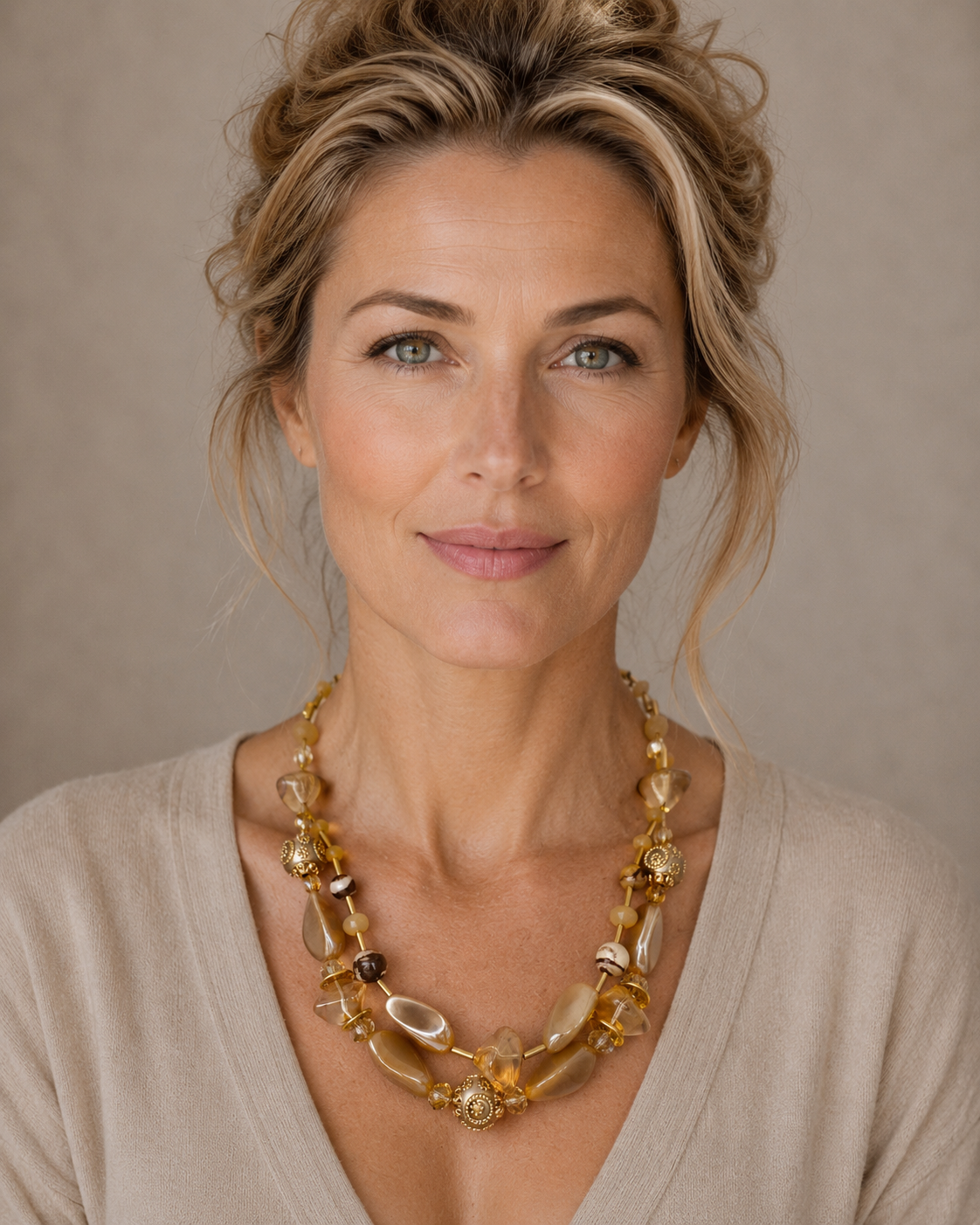 KKbr012826: Ketting in zacht beige, ecru, champagne tinten.