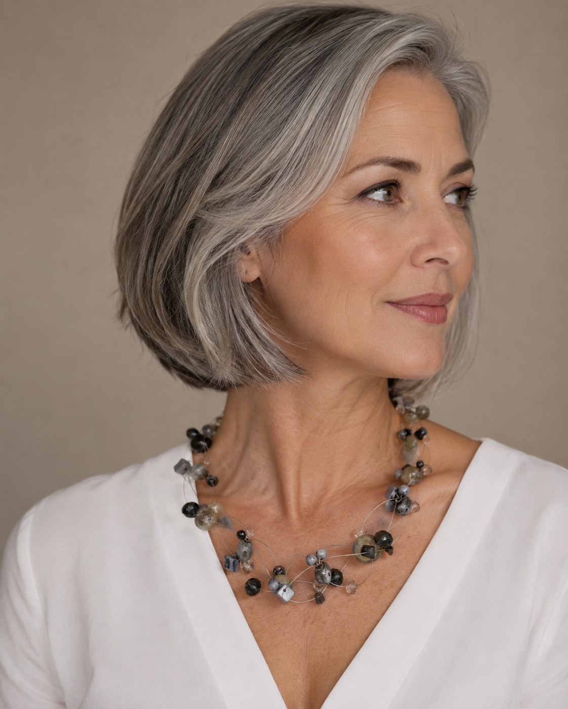 KKgrij013026: Ketting in grijs-, blauw-, antraciet- en champagnetinten.