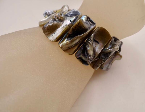 ARbl012326: Elastische, blauwe armband van parelmoer.