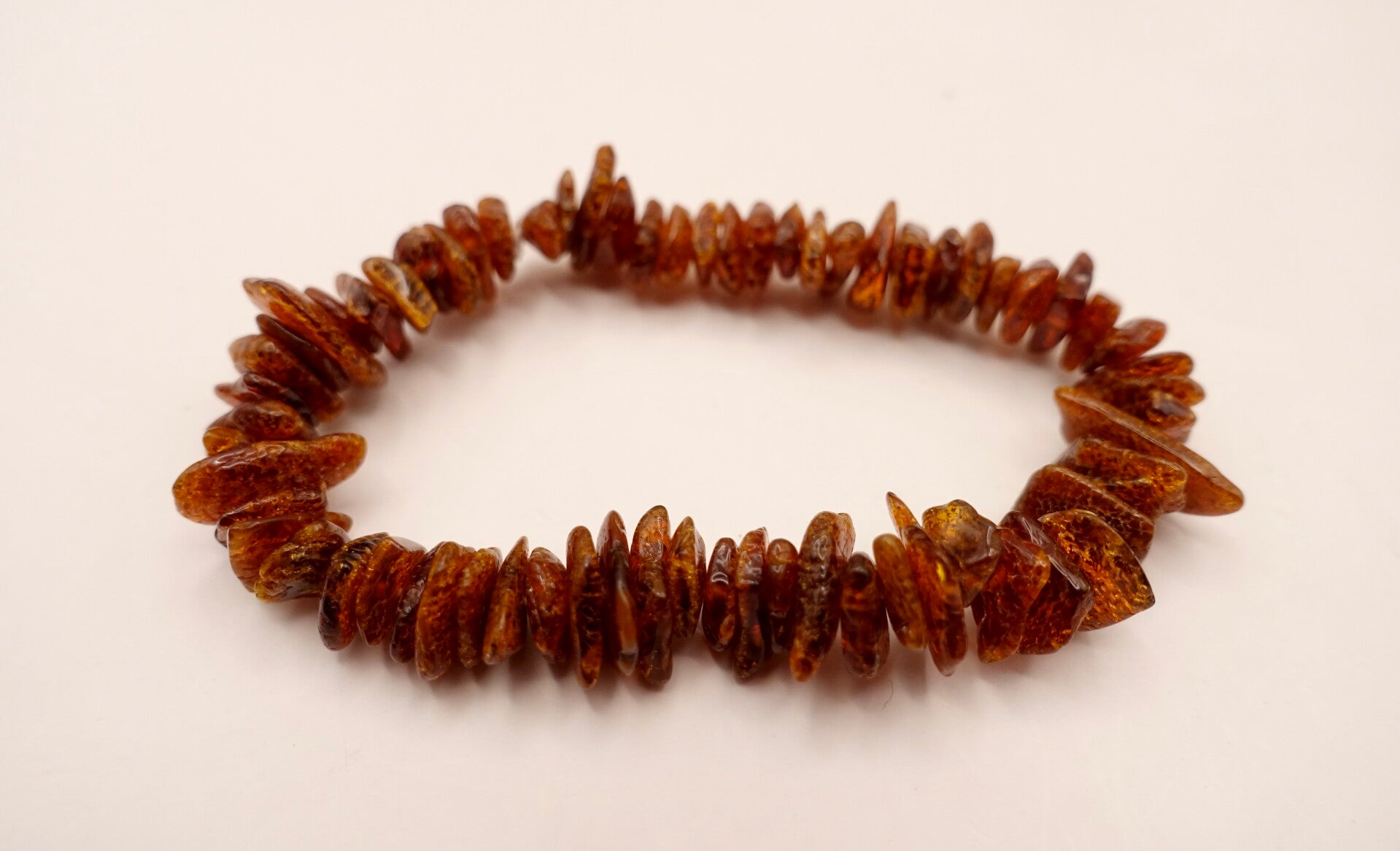 ARbr010425: Barnsteen armbandje in de mooie, warme, ambertint.