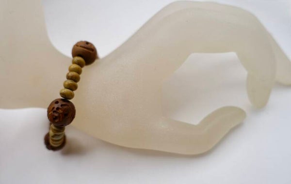 ARbr012926: Bruin armbandje van versteend hout en jaspis.