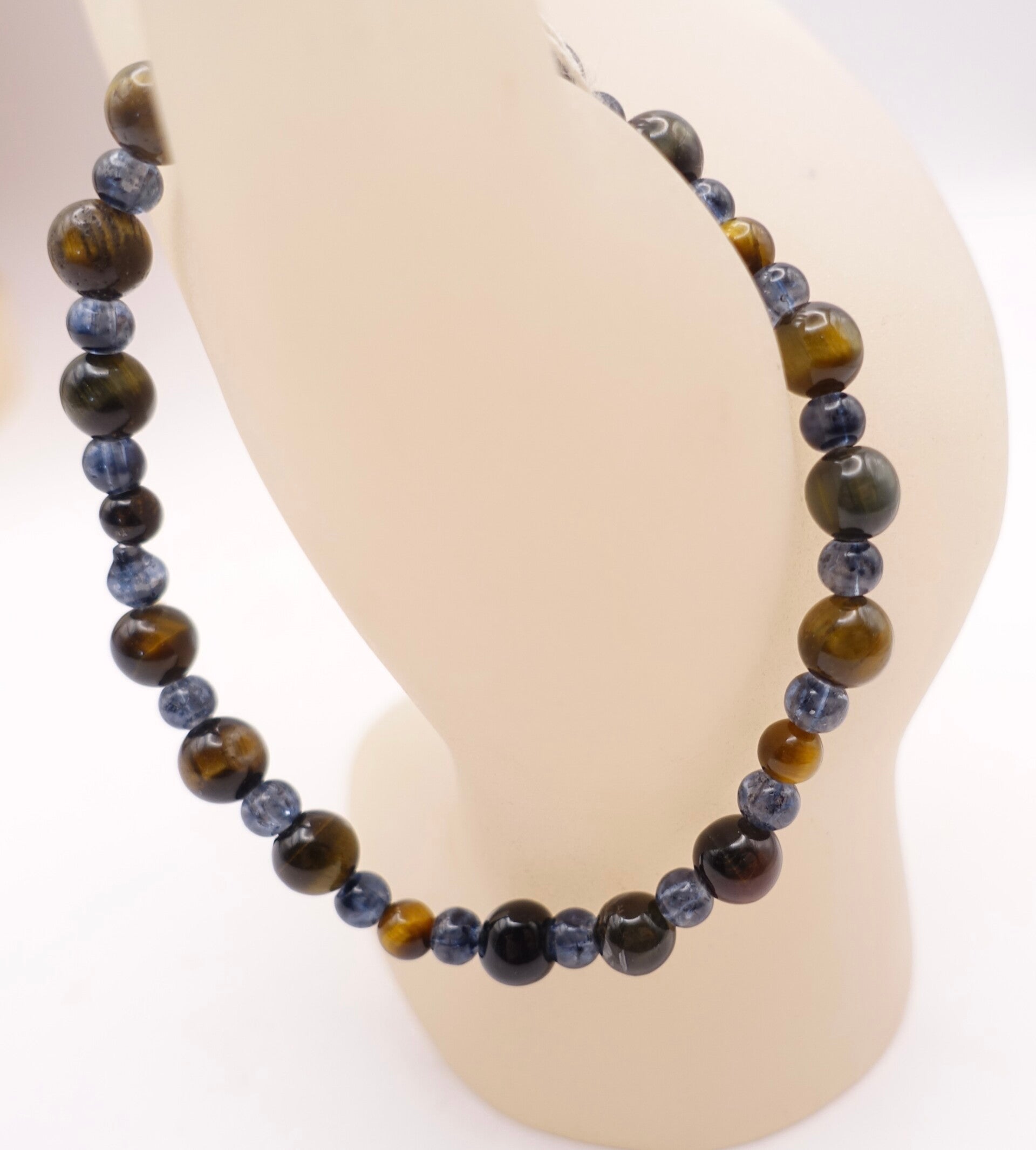 ARbr013525: Bruin met donkerblauw armbandje van cateye kralen.