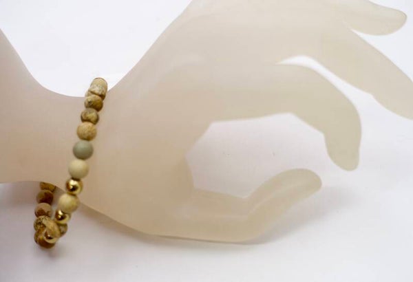 ARbr023426: Naturel tinten armband in jaspis en bone met goudmetalen rvs kralen.