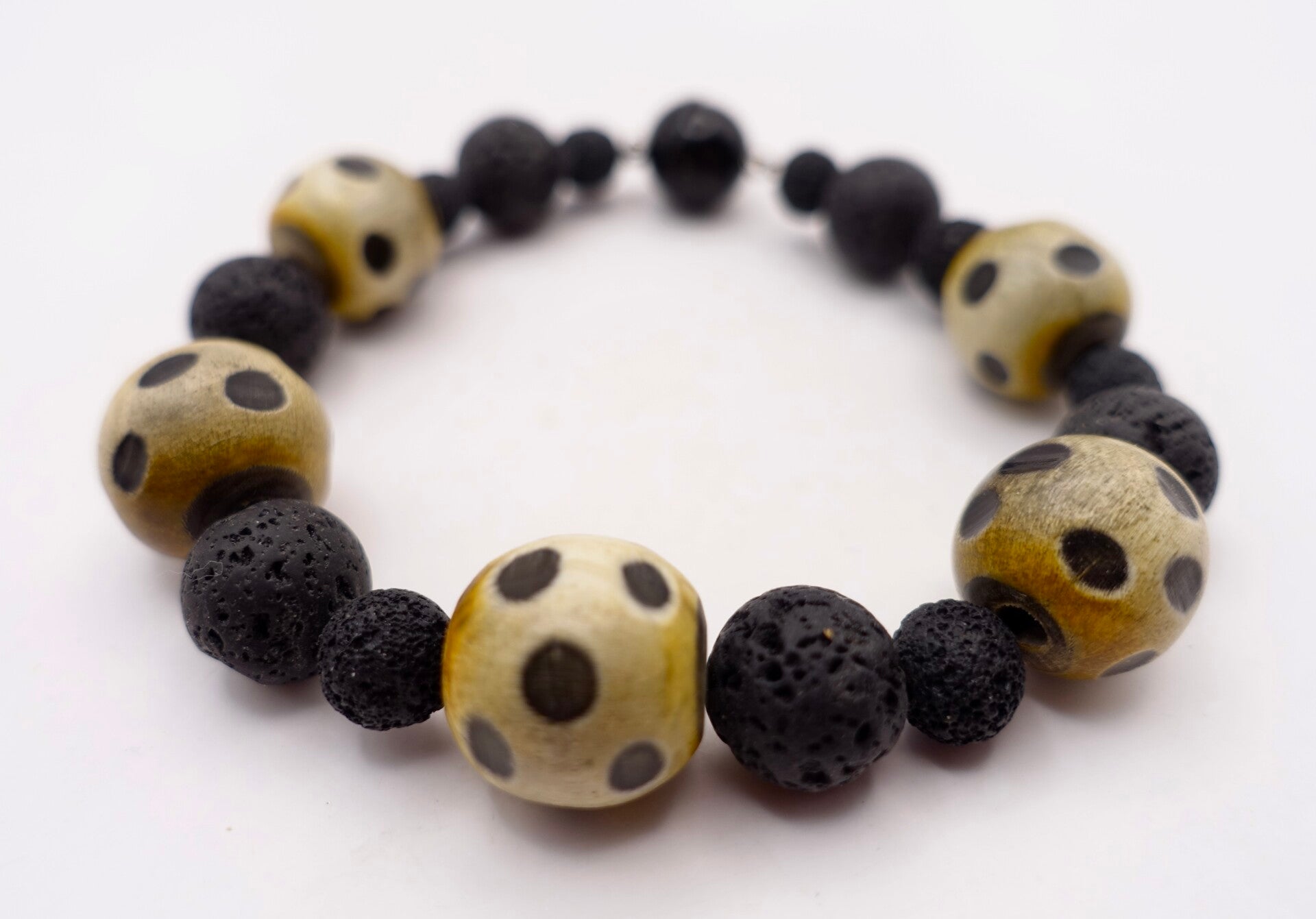 ARec010826: Armband in zwart met ecru