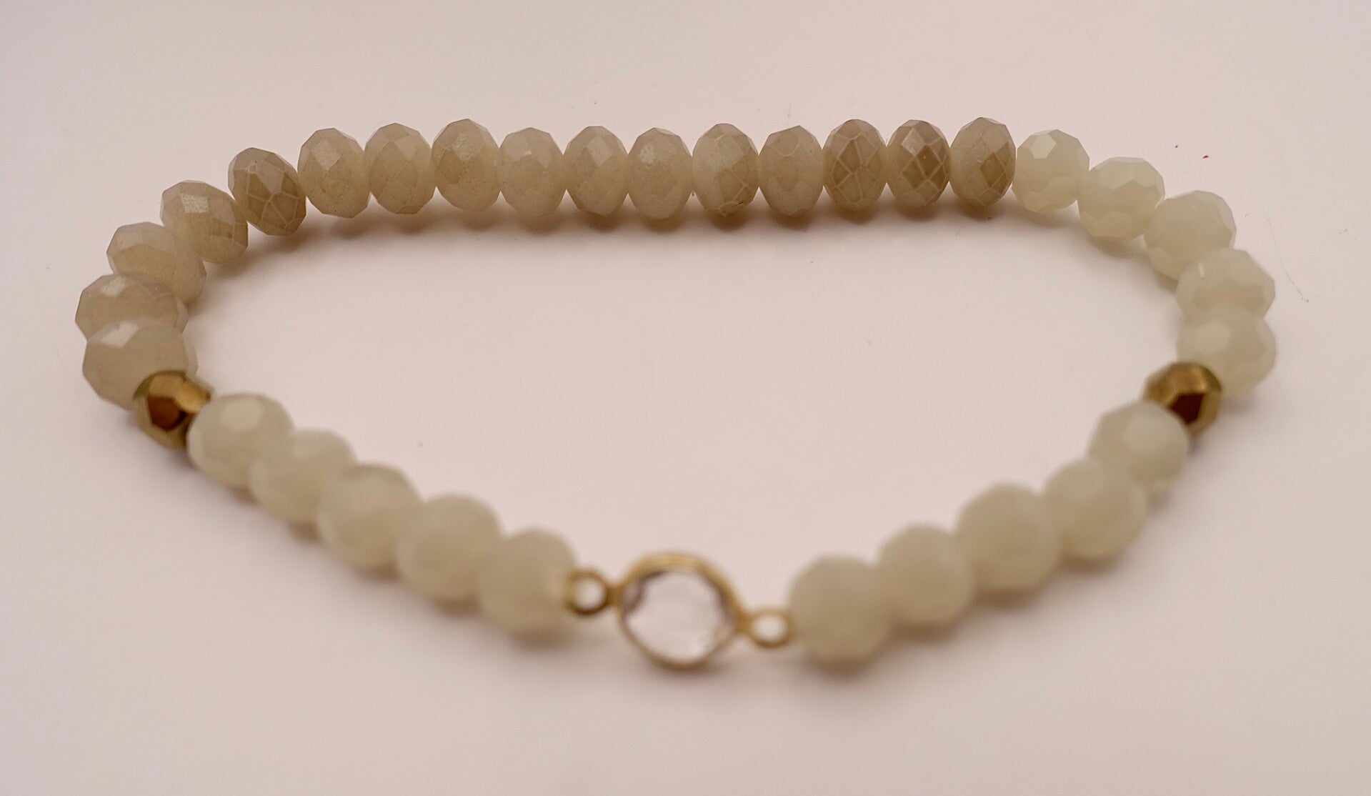 ARec014724: Ecru/taupe armbandje met transparant tussenzetsel.