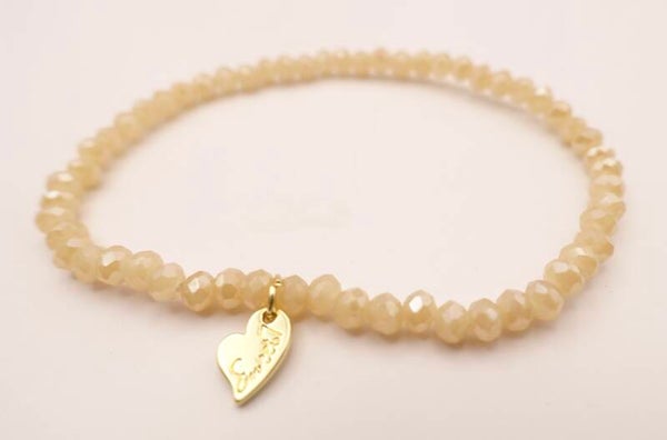 ARec054724: Ecru/creme armbandje met goudmetalen bedeltje.