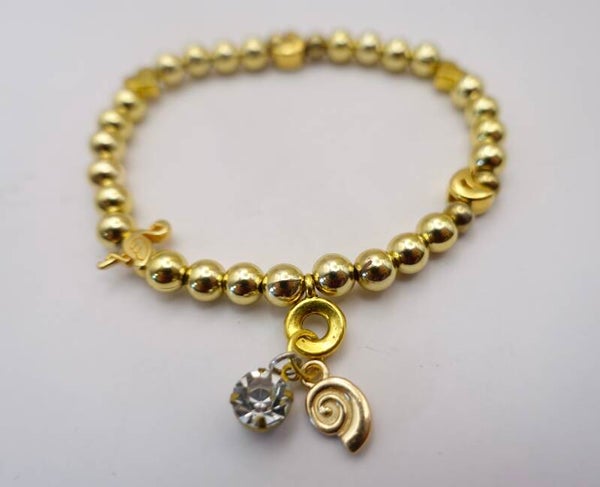 ARgo012626: Elastisch, goudmetalen armbandje met lieve bedels.