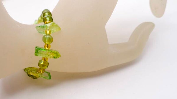 ARgr014426: Armbandje in groen met groengele kwarts pegels.