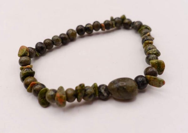 ARgr014625: Armband van unakiet, groentinten.