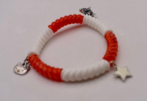 ARro010926: Rood met wit geribbeld armbandje met bedeltjes.
