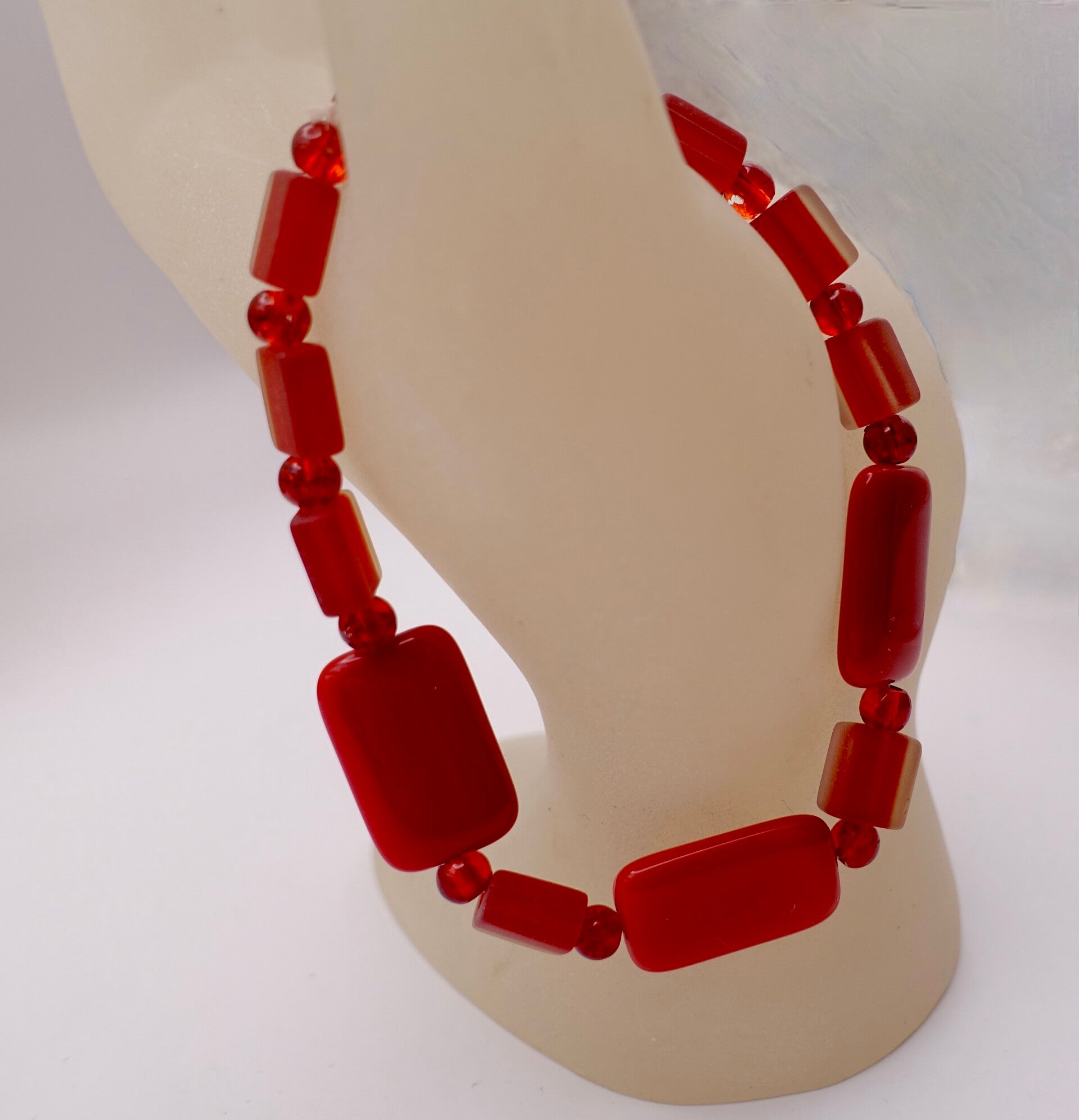 ARro014624: Warmrood armbandje van rechthoekige en vierkante glaskralen