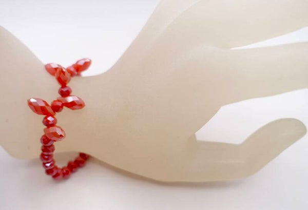 ARro014625: Apart, elastisch armbandje van bijzondere glaskralen.