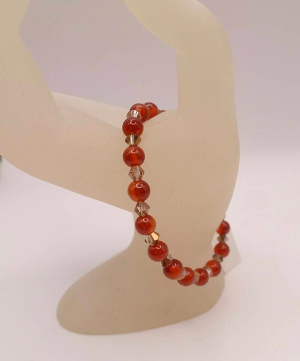 Arro015125: Roodbruin armbandje van carneool en facetglas.