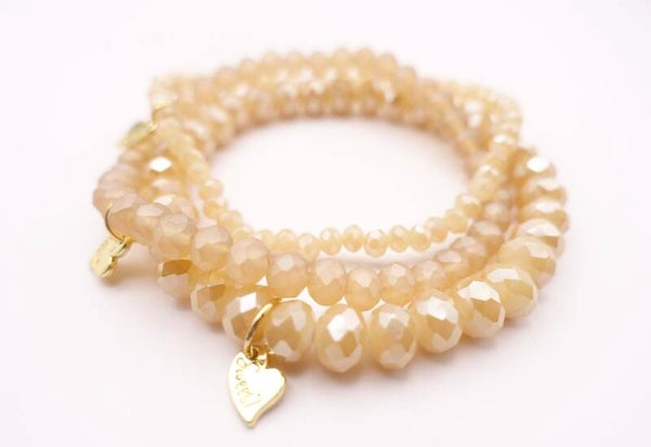 ARec034624: Ecru/creme armbandje met goudmetalen bedeltje.