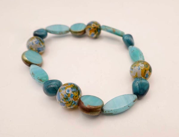 ARtu013125: Armband in turquoise met glas op elastiek.