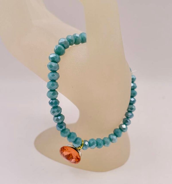 ARtu014625: Donker petrol/turquoise, elastisch armbandje met mooie glas hanger in rood.