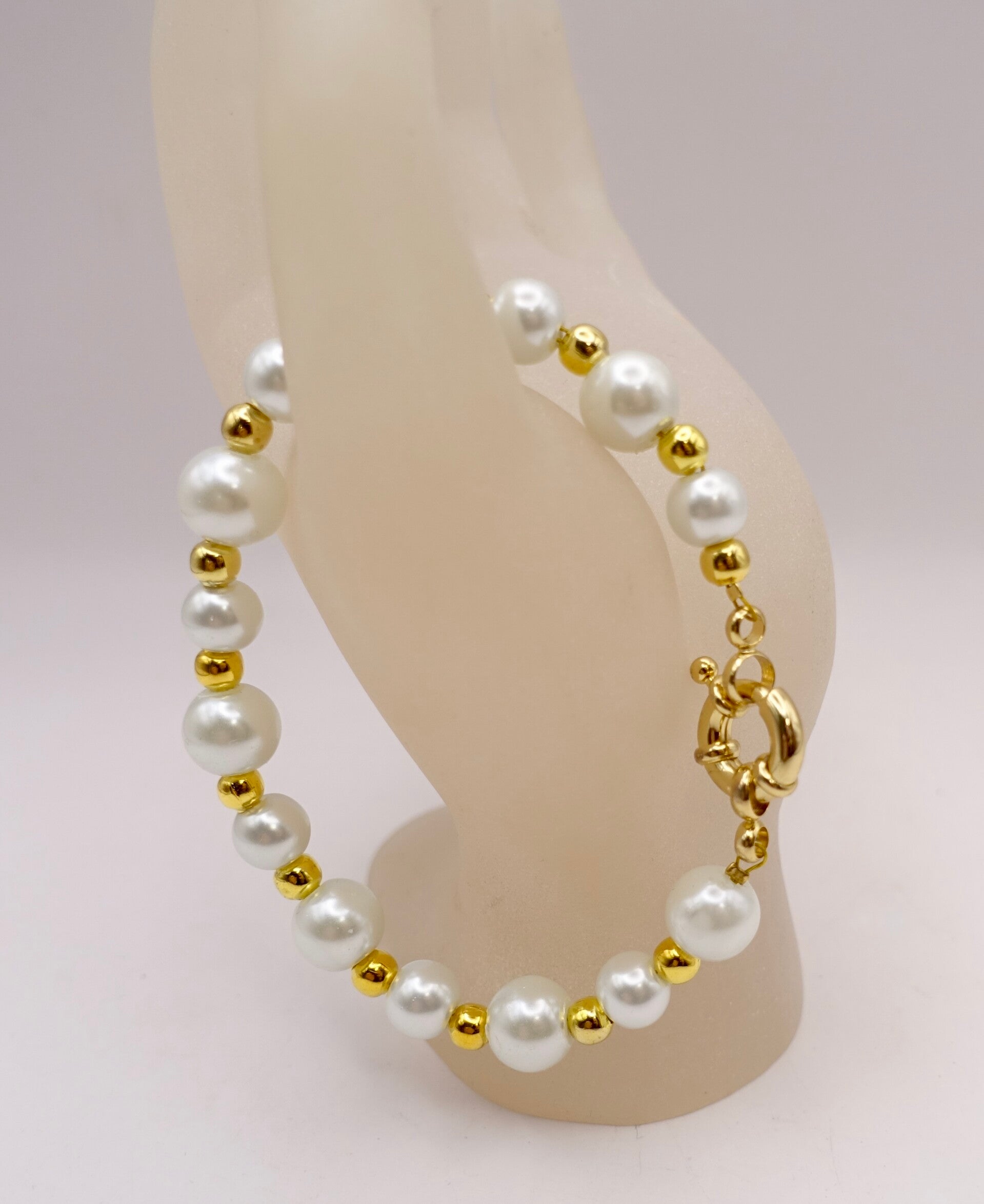 ARwit010926: Armband van imi zoetwaterparels.