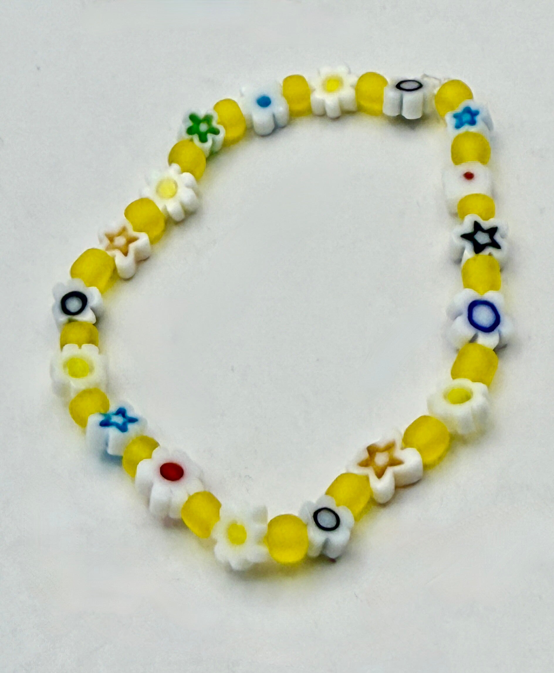 ARwit011626: Lief, wit kinderarmbandje met bloemetjeskralen.