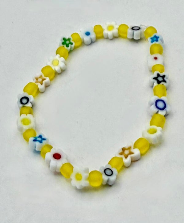 ARwit011626: Lief, wit kinderarmbandje met bloemetjeskralen.