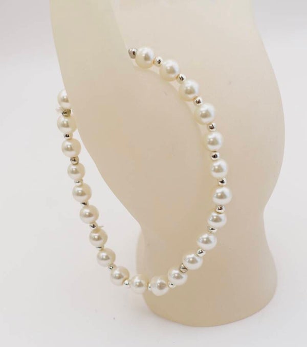 ARwit013326: Armband van kleine glasparels, op elastiek.