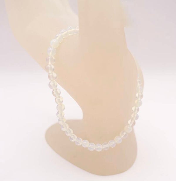 ARwit014625: Opaliet, melkwit armbandje.