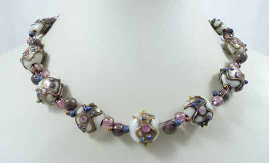 KKros012223: Ketting van bewerkte kralen in roze, lila, goud, wit, taupe.