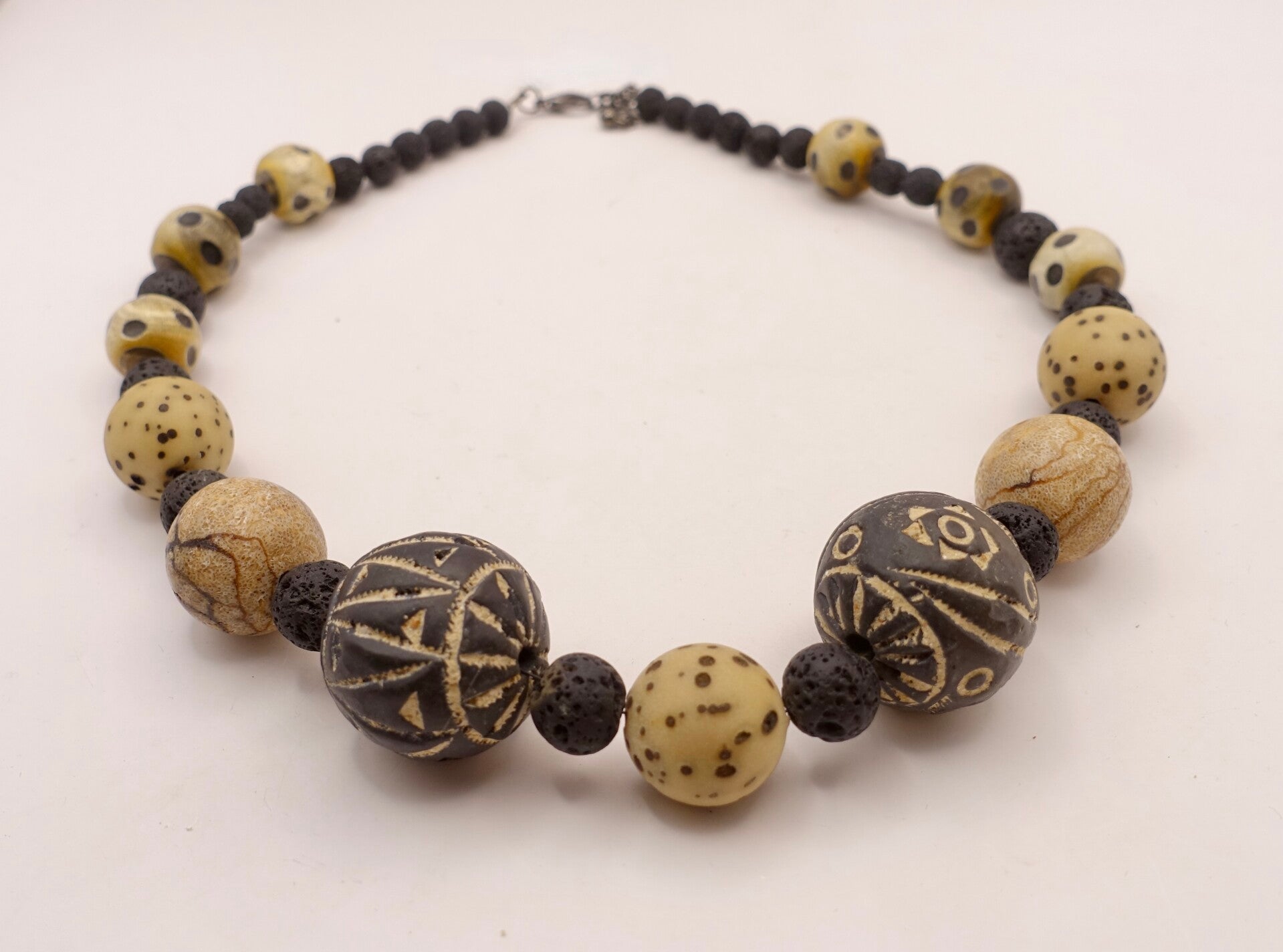 KKec010826: Ketting in zwart met ecru; lava, natuursteen en hout.