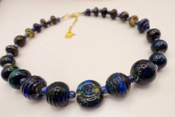 KKbl011726: Ketting in donkerblauw/groen/oker van handgemaakte kralen.