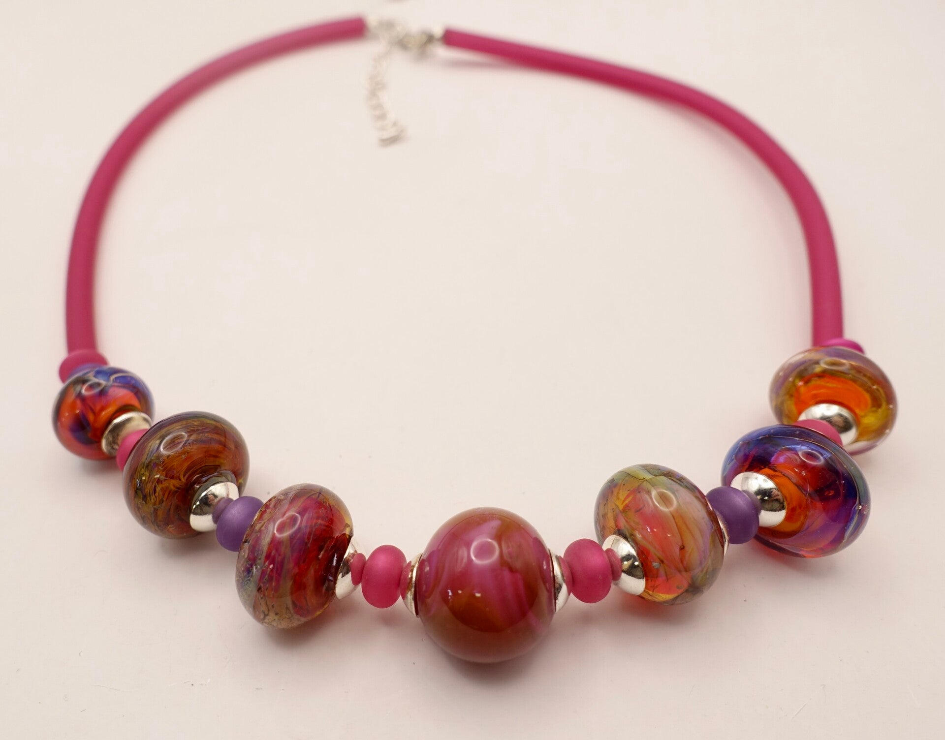 KKros012426: Prachtige, roze, paars ketting van handmade glaskralen uit eigen atelier.