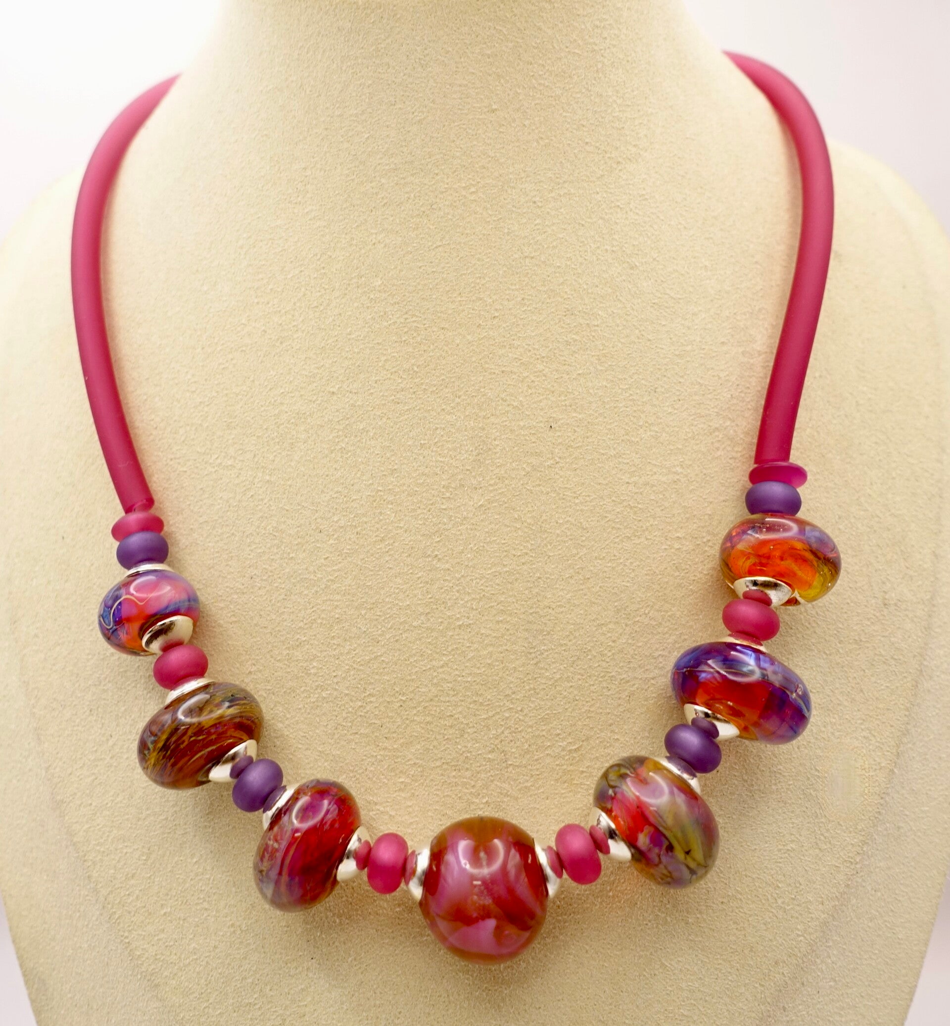 KKros012426: Prachtige, roze, paars ketting van handmade glaskralen uit eigen atelier.