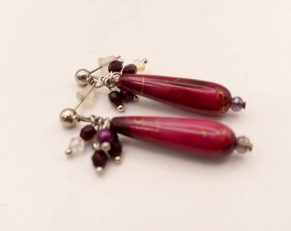 OBros024126: Fuchsiaroze oorbellen met swarovski afgewerkt.