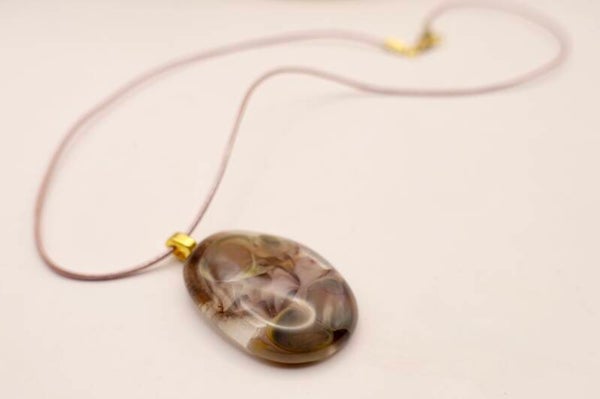 Hanros014524: Prachtige hanger van glas uit eigen atelier, zacht oudroze met iets bruin.