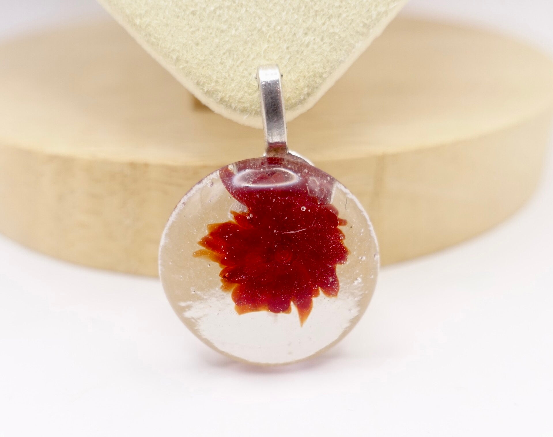 Hanro014325: Handgemaakte, rode glashanger met soort bloem binnenin.